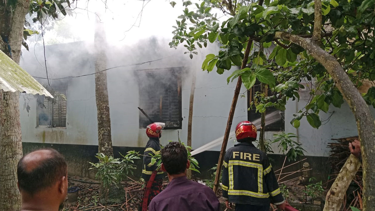 ইতালি প্রবাসীকে পিটিয়ে হত্যা, শ্বশুরবাড়িতে আগুন দিল গ্রামবাসী